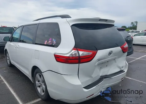 2015 Toyota Sienna Le 7 Passenger/Le 8 Passenger z USA, uszkodzony, nr VIN 5TDKK3DC9FS576023